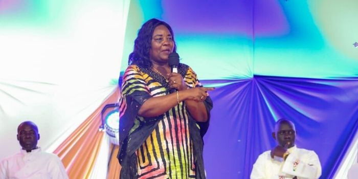 Mixed Reactions as Ida Odinga Lands in Chopper to Pick Daughter at Tom Mboya University