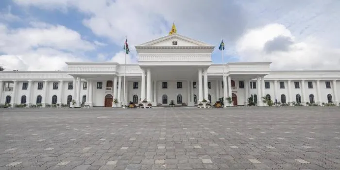 Man Arrested After Reportedly Trying to Force Way Into State House Gate